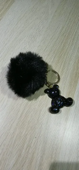 Llavero pompón negro y figura Mickey