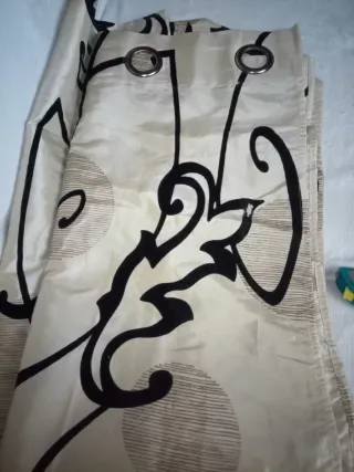 Cortinas doradas y negras con anillas