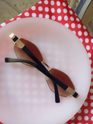 Gafas de sol doradas y marrones