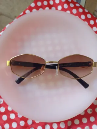 Gafas de sol doradas y marrones