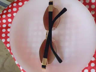 Gafas de sol doradas y marrones