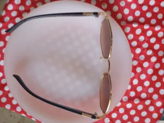 Gafas de sol doradas y marrones