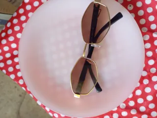 Gafas de sol doradas y marrones