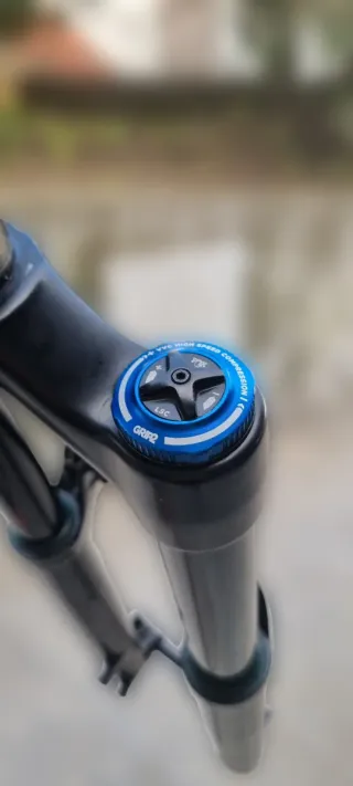 Suspensão FOX 36 Performance Elite 29 170mm GRIP2