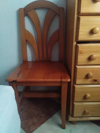 Dos sillas de madera maciza de pino