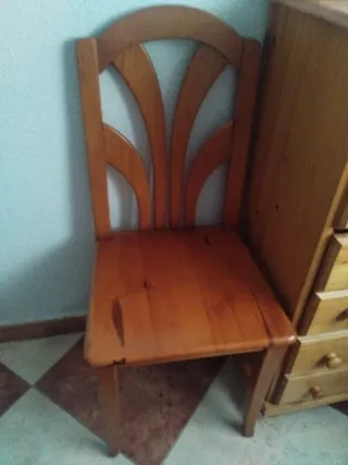 Dos sillas de madera maciza de pino