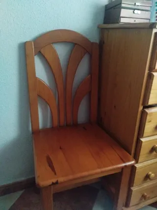 Dos sillas de madera maciza de pino