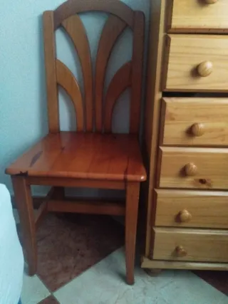 Dos sillas de madera maciza de pino