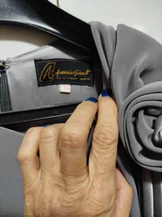 Vestido de ceremonia gris con flor