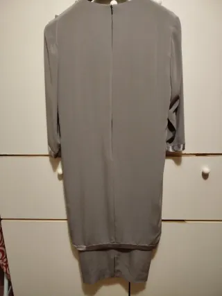 Vestido de ceremonia gris con flor