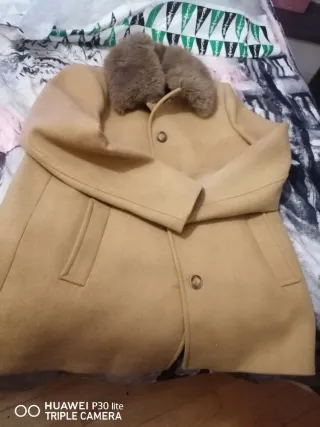 Abrigo beige con cuello de pelo