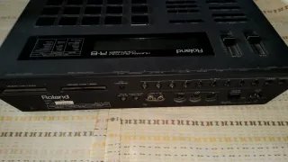 Caja de ritmos Roland R-8