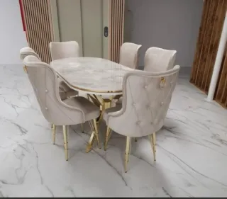 Mesa de comedor ovalada y sillas