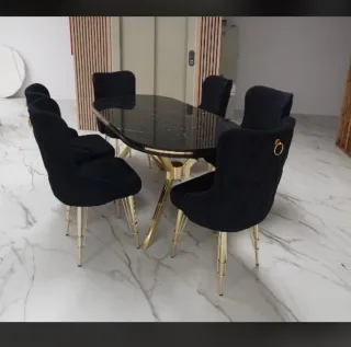 Mesa de comedor ovalada y sillas