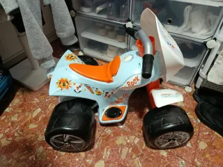 Cuatrimoto infantil azul y naranja