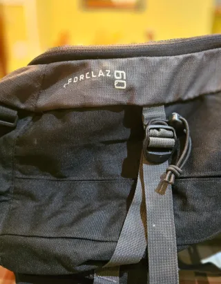 Mochila Montaña Quechua 60L Negra y Azul