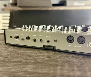 Sintetizador Roland SH-01A