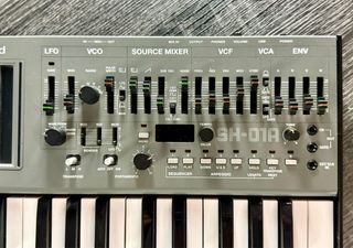 Sintetizador Roland SH-01A