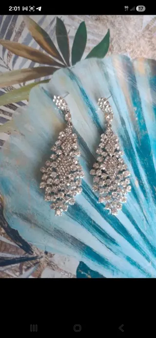 Pendientes plateados nuevos