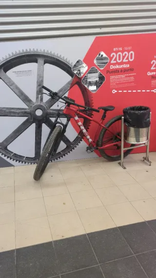 Bicicleta de montaña Trek roja