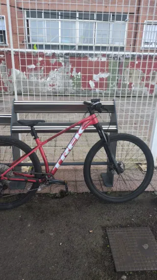 Bicicleta de montaña Trek roja