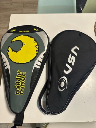 Due racchette da padel con custodie