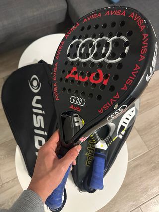 Due racchette da padel con custodie