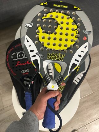 Due racchette da padel con custodie