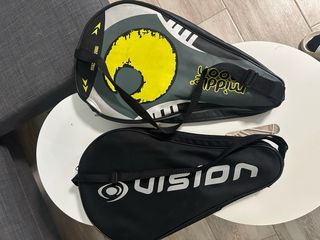 Due racchette da padel con custodie