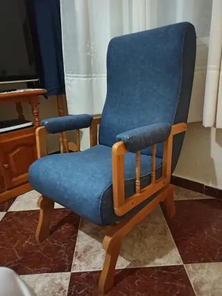 Sillón balancín tela y madera.