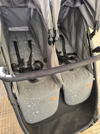 Carro gemelar gris marca Tuc Tuc