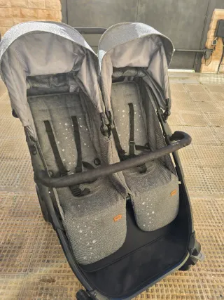 Carro gemelar gris marca Tuc Tuc