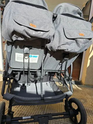Carro gemelar gris marca Tuc Tuc