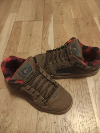 Zapatillas Globe Marrones y Rojas