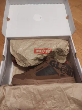 Zapatillas Globe Marrones y Rojas