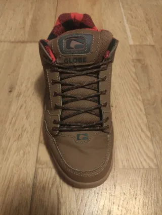 Zapatillas Globe Marrones y Rojas