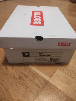 Zapatillas Globe Marrones y Rojas