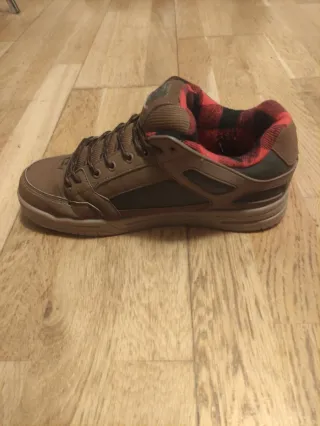 Zapatillas Globe Marrones y Rojas