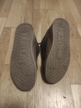 Zapatillas Globe Marrones y Rojas