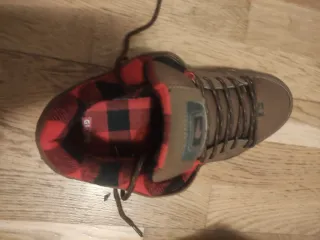 Zapatillas Globe Marrones y Rojas