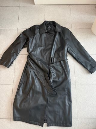 Gabardina negra efecto piel