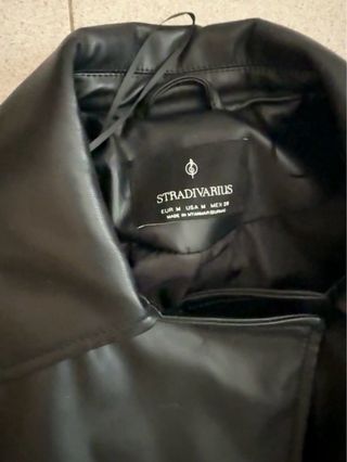 Gabardina negra efecto piel