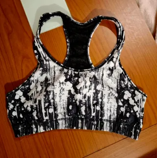 Top deportivo estampado blanco y negro