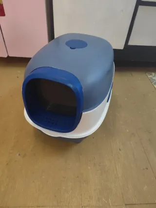 Arenero para gato cubierto