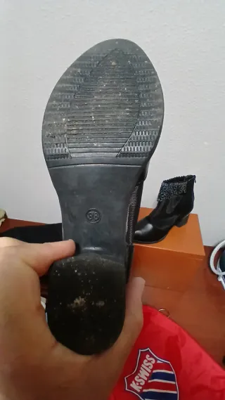 Botines negros con pedrería y rejilla