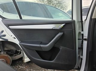 Skoda 5e5867211 guarnecido octavia berlina 1405116