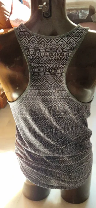 Camiseta tirantes hombre estampado floral