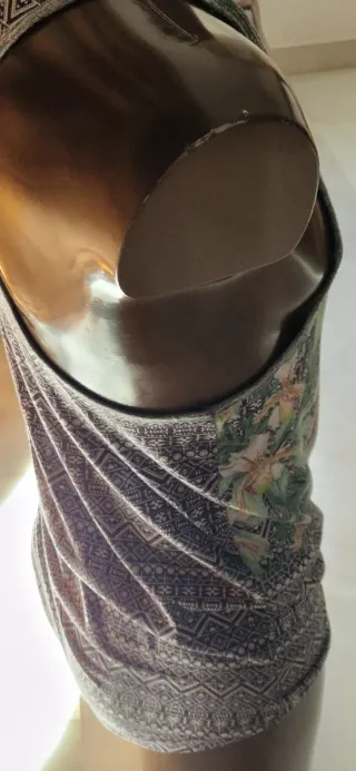 Camiseta tirantes hombre estampado floral