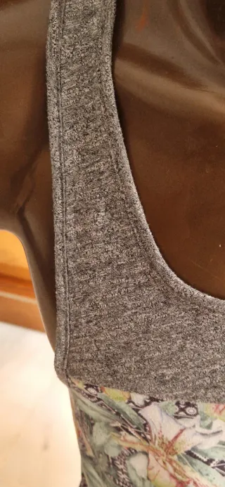 Camiseta tirantes hombre estampado floral