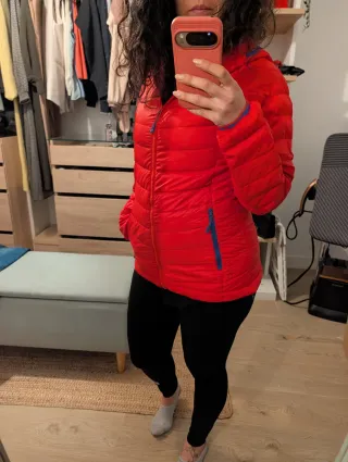 Plumas ligero rojo mujer montaña